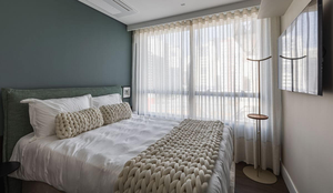 A tendência bedscaping propõe transformar o quarto em um verdadeiro santuário de autocuidado (Projeto: GT Building | Imagem: Samuel Berger)