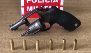 Policia faz apreensao de arma no bairro Sao Jose em joao pessoa