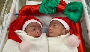Bebês da UTI Neonatal encantam com fantasias natalinas em hospitais na PB