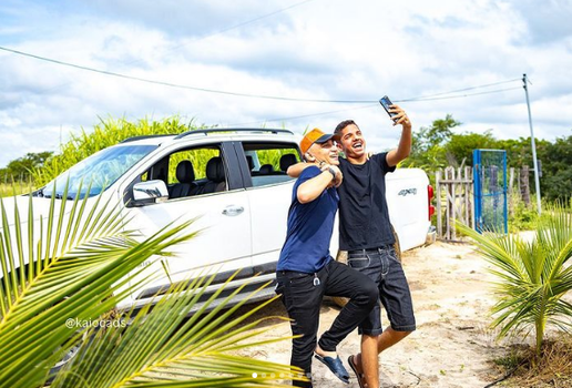 João Gomes dá carrão a amigo de infância