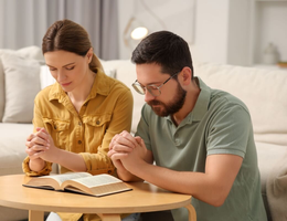 As orações ajudam a renovar o amor e proteger a conexão do casal (Imagem: New Africa | Shutterstock)