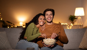 Filmes de comédia romântica são perfeitos para assistir com a pessoa amada no Dia dos Namorados (Imagem; Prostock-studio | Shutterstock)
