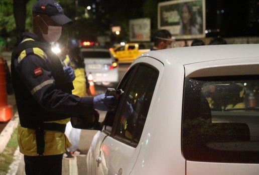 Condutores de veículos flagrados sob efeito de álcool estão sujeitos à multa no valor de R$ 2.934,70