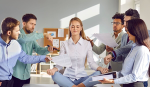 A realização de várias tarefas ao mesmo tempo pode desencadear vários efeitos no corpo e na mente (Imagem: Studio Romantic | Shutterstock)