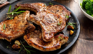 Bisteca de porco ao limão (Imagem: Elena Veselova | Shutterstock)