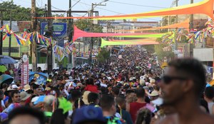 Festas de carnaval reúnem uma multidão na cidade