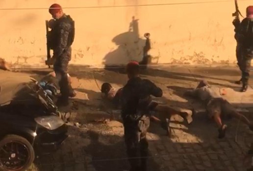 Policiais durante abordagens, no bairro de Mandacaru.