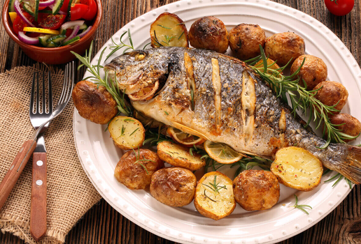 Peixe assado com batata (Imagem: Wideonet | Shutterstock)