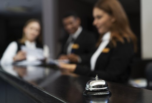Recepcionistas em ternos elegantes durante o horario de trabalho