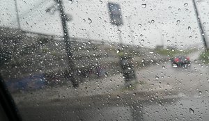 JANELA CHUVA PINGOS ÁGUA