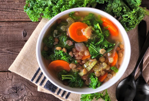 Sopa de lentilha com couve e legumes (Imagem: JeniFoto | Shutterstock)