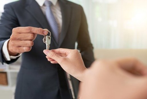 A chave do seu carro ou casa tá na mão.