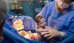 Bebe nasce com cara de zangada e foto torna se viral