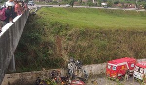 Motorista perdeu controle de carro e caiu de viaduto na Paraíba