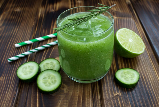Suco detox de pepino com limão e alecrim (Imagem: Liudmyla Yaremenko | Shutterstock)