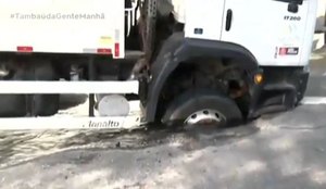 Caminhão de coleta de lixo cai em cratera e causa vazamento em JP