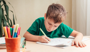 A escrita à mão estimula áreas importantes do cérebro e contribui para o desenvolvimento das crianças (Imagem: OlgaKhorkova | Shutterstock)