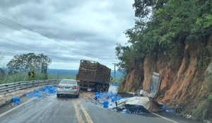 Caminhão cai em ribanceira no ponto turístico Portão do Inferno