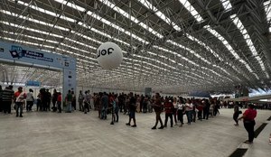 Pessoas formaram fila fora e dentro do Espaço Cultural.