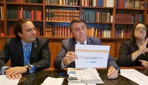 Bolsonaro estava acompanhado do presidente da Caixa, Pedro Guimarães, e de uma intérprete de Libras
