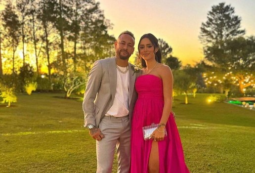Neymar aparece em clima de romance com a noiva em evento