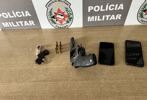 Arma foi apreendida junto com os dois homens presos