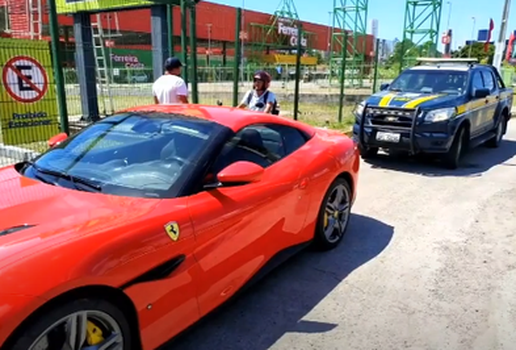 Ferrari apreedida pagamento licenciamento atrasado