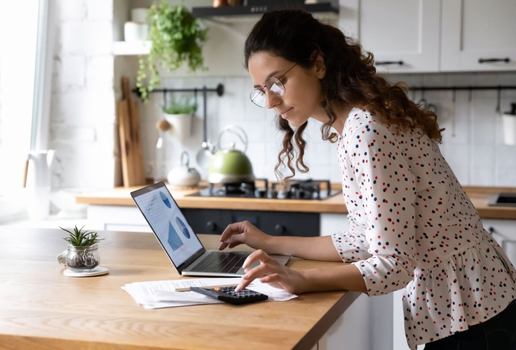 É importante organizar as finanças para evitar o endividamento (Imagem: fizkes | Shutterstock)