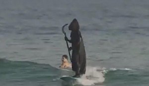 Video vestido de morte surfista faz alerta sobre aglomeracoes em praia