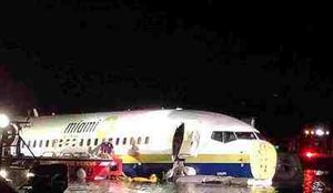 Boeing 737 sai da pista e cai em rio na Florida