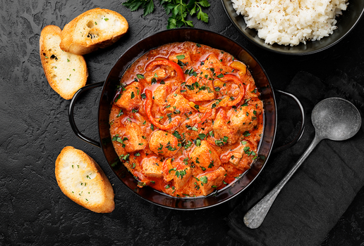 Peixe assado com molho de tomate (Imagem: Nelea Reazanteva | Adobe Stock)