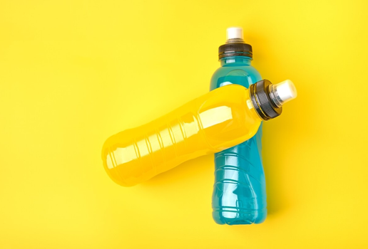 Apesar de parecem iguais, o isotônico e o energético têm finalidades e composições diferentes (Imagem: Vitaly Krivchikov | Shutterstock)