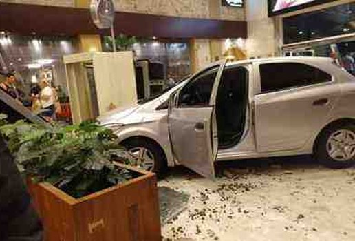 Carro invade shopping apos motorista ter um mal subito