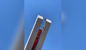 Desempregado, 'Homem-Aranha' escala monumento em Goiás