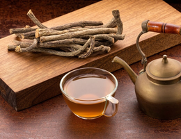Chá de valeriana com raiz seca (Imagem: Luis Echeverri Urrea | Shutterstock)