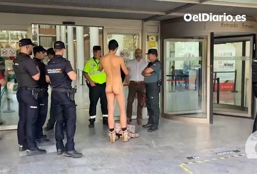 Homem autuado por circular nu em delegacia vai pelado a tribunal