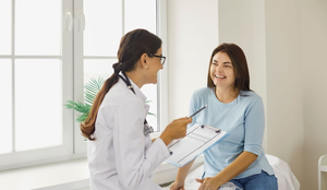 É sempre importante conversar com o ginecologista sobre alterações suspeitas na região intima (Imagem: Studio Romantic | Shutterstock)