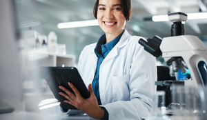 Novas profissões unem ciência, dados e tecnologia para transformar o futuro da medicina (Imagem: PeopleImages | Shutterstock)