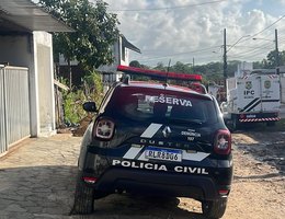 Jovem é morto após ter casa invadida em Bayeux; crime envolve mais de 10 suspeitos homicidio morto a tiros numol pericia