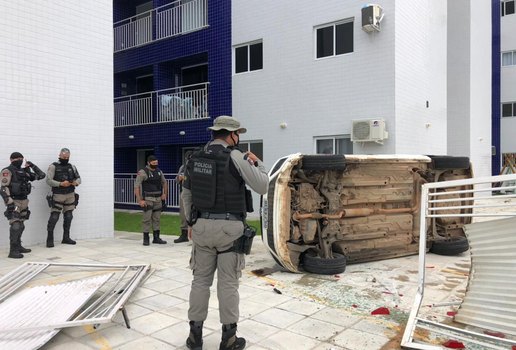 Viatura capotou dentro do condomínio