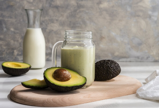 Vitamina de abacate com leite em pó e pistache (Imagem: Hrendon | Shutterstock)