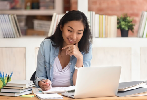 Estudar atualidades contribui para o desempenho em diferentes etapas do Enem (Imagem: Dean Drobot | Shutterstock)