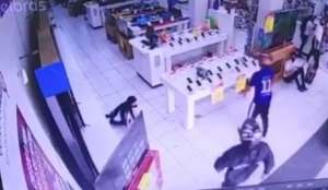 Bandidos invadem loja, ameaçam vendedores e levam 30 celulares, na PB