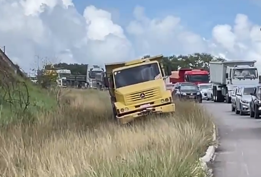 Caminhão sai da pista na BR-230 na Paraíba