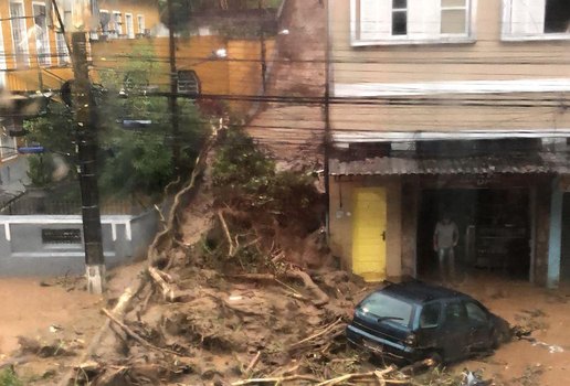 Chuva provoca mortes e deslizamentos em Petrópolis