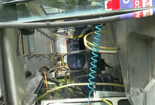 ônibus capotado
