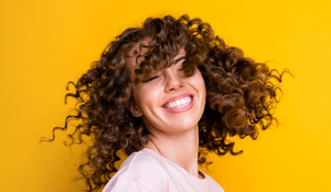 Para manter a definição dos cachos no day after é necessária uma rotina de cuidados (Imagem: Roman Samborskyi | Shutterstock)