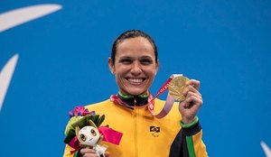 Carol Santiago exibe orgulhosa a sua medalha de ouro conquista em Tóquio