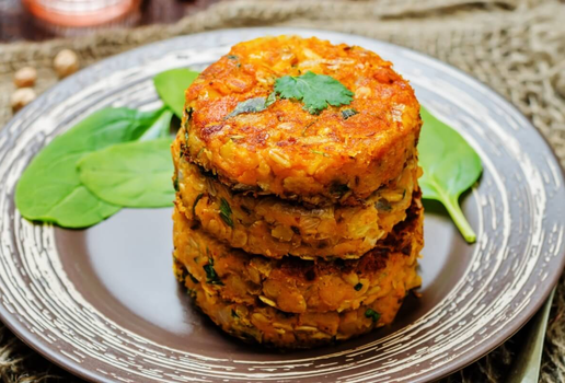 Hambúrguer vegetariano de batata-doce e grão-de-bico (Imagem: Nataliya Arzamasova | Shutterstock)