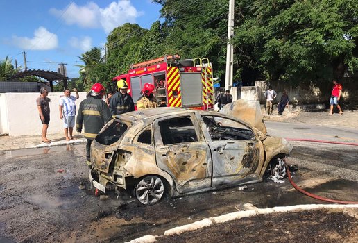 Veículo envolvido em acidente foi incendiado em protesto.